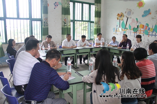 泸县县委书记薛学深到石桥镇慰问基层教师(图1)