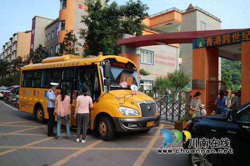 泸县交警检查幼儿园校车安全(图3)