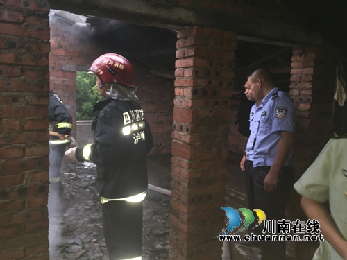 泸县警方扑灭石桥镇一起火灾(图2)