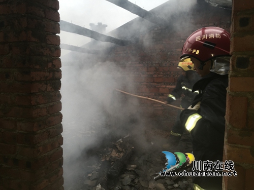 泸县警方扑灭石桥镇一起火灾(图1)