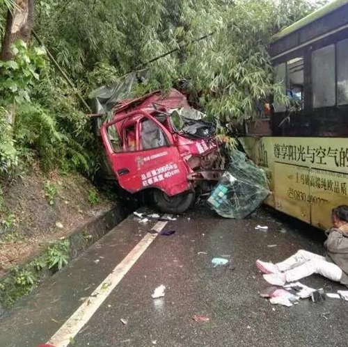 泸州一公交与货车相撞 现场一片狼藉(图3) 泸州一公交与货车相撞 现场一片狼藉(图3)