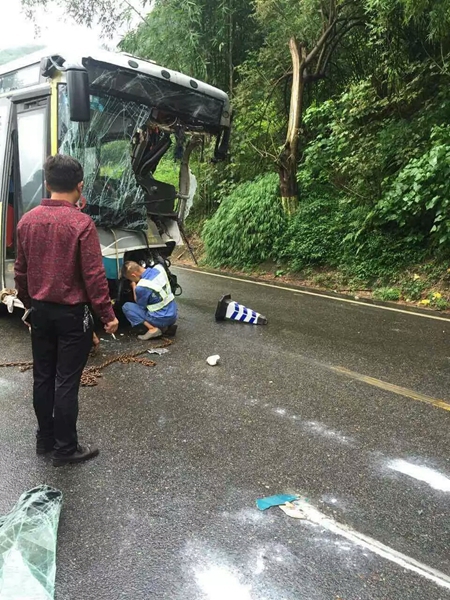 泸州一公交与货车相撞 现场一片狼藉(图5) 泸州一公交与货车相撞 现场一片狼藉(图5)