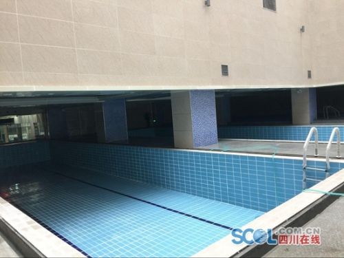 泸州一小区二楼建游泳池 业主投诉三月难停工(图1) 泸州一小区二楼建游泳池 业主投诉三月难停工(图1)