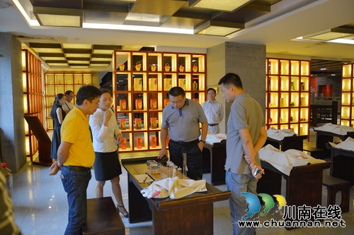 纳溪区委副书记、代区长谭荣兵调研&nbsp;“中国酒镇·酒庄”建设(图1)