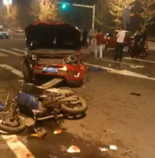 泸州突发惨烈车祸&nbsp;一摩载四人1死3伤(图5)