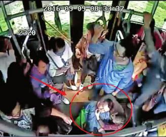 自贡公交司机救晕倒老人闯红灯 交警称不处罚(图1) 自贡公交司机救晕倒老人闯红灯 交警称不处罚(图1)