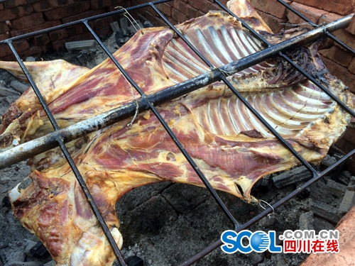 500余人齐聚宜宾县贫困村 吃烤全羊耍篝火晚会(图3) 500余人齐聚宜宾县贫困村 吃烤全羊耍篝火晚会(图3)
