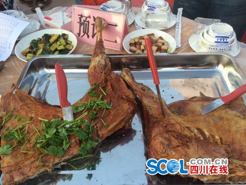 500余人齐聚宜宾县贫困村 吃烤全羊耍篝火晚会(图4) 500余人齐聚宜宾县贫困村 吃烤全羊耍篝火晚会(图4)