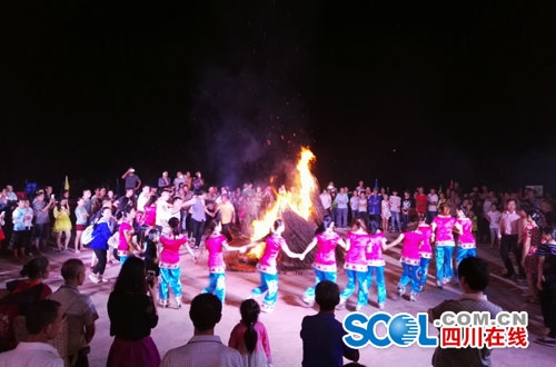 500余人齐聚宜宾县贫困村 吃烤全羊耍篝火晚会(图5) 500余人齐聚宜宾县贫困村 吃烤全羊耍篝火晚会(图5)