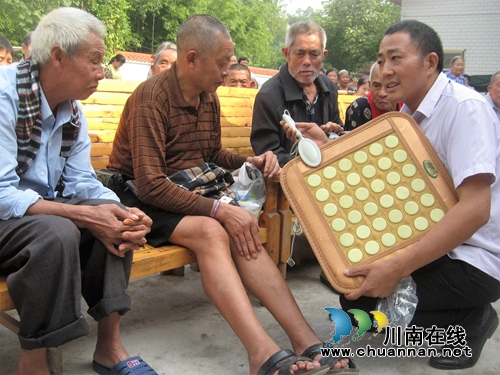 纳溪:爱心企业为敬老院老人提前过中秋(图2) 纳溪:爱心企业为敬老院老人提前过中秋(图2)