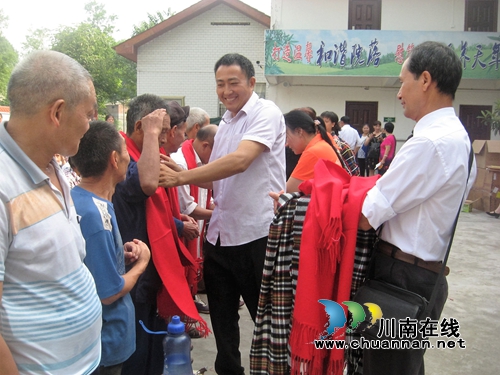 纳溪:爱心企业为敬老院老人提前过中秋(图1) 纳溪:爱心企业为敬老院老人提前过中秋(图1)