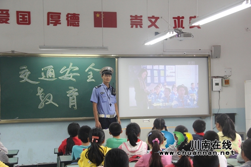 合江交警大队深入校园开展“交通安全第一课”(图1)