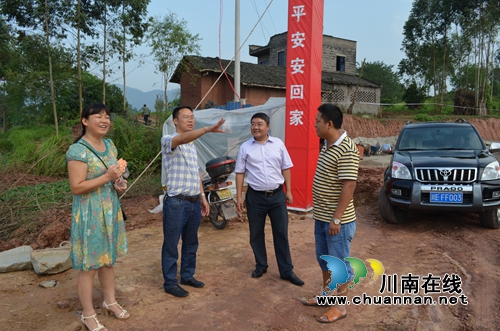 玉蟾街道开展易地扶贫搬迁和农村宅基地改革督查工作(图1)