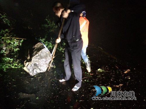 叙永交警冒雨夜排隐患保交通安全(图1)