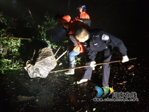 叙永交警冒雨夜排隐患保交通安全(图2)