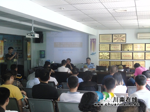 宜宾县交管大队深入危化品运输企业开展安全检查(图1)