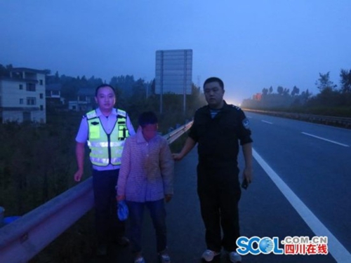 泸州女子高速路上“跳舞”&nbsp;警民联手救助(图1)