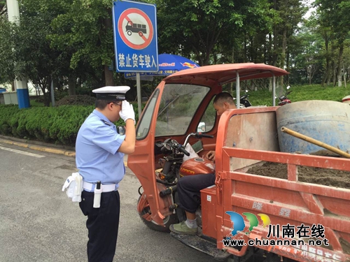 交警三大队开展中秋节前摩托车违法行为专项整治行动(图1)