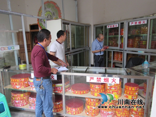 泸县云锦工商所开展中秋节前市场检查(图1)