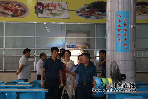 宋远平带队到合江中学检查食品安全工作(图3)