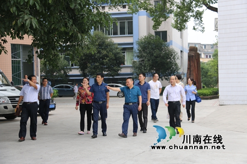 宋远平带队到合江中学检查食品安全工作(图2)