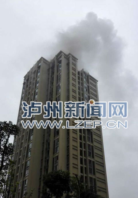 泸州一小区突发火灾&nbsp;25层电梯公寓黑烟滚滚(图1)
