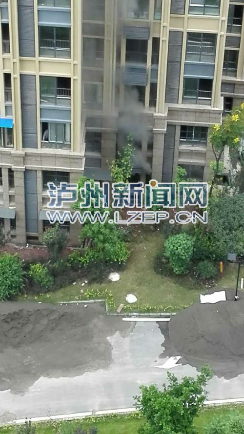 泸州一小区突发火灾&nbsp;25层电梯公寓黑烟滚滚(图2)
