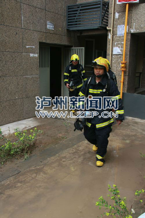 泸州一小区突发火灾&nbsp;25层电梯公寓黑烟滚滚(图4)