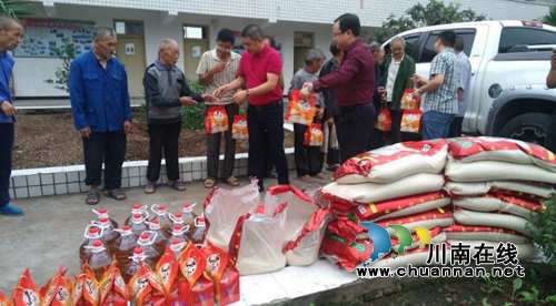 宜宾汪家镇:携手爱心企业到敬老院送关怀(图1) 宜宾汪家镇:携手爱心企业到敬老院送关怀(图1)