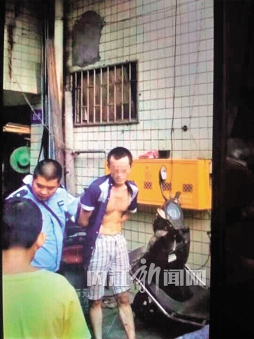 飞起一脚踢落菜刀 内江15岁少年“丢翻”小偷(图1) 飞起一脚踢落菜刀 内江15岁少年“丢翻”小偷(图1)
