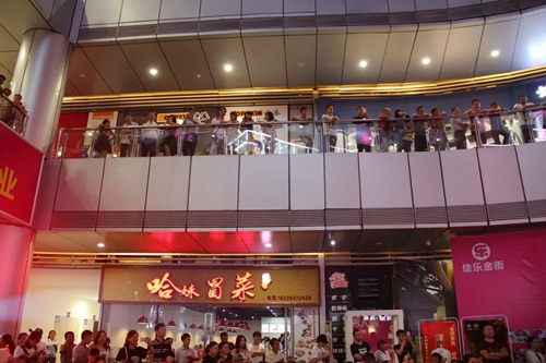 红潭之夜“金街情歌之王争霸”总决赛完美落幕(图9) 红潭之夜“金街情歌之王争霸”总决赛完美落幕(图9)