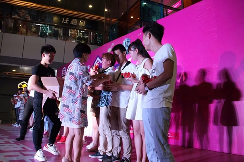 红潭之夜“金街情歌之王争霸”总决赛完美落幕(图13) 红潭之夜“金街情歌之王争霸”总决赛完美落幕(图13)