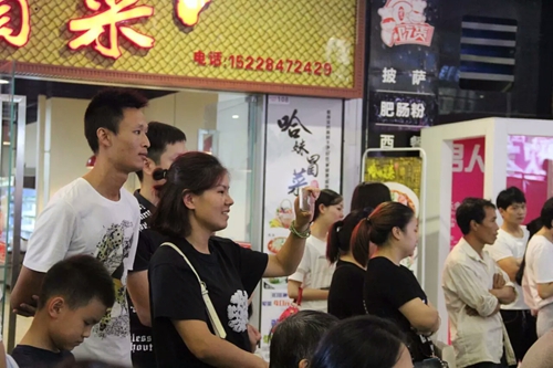 红潭之夜“金街情歌之王争霸”总决赛完美落幕(图10) 红潭之夜“金街情歌之王争霸”总决赛完美落幕(图10)