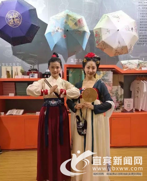 宜宾博物文化亮相“博博会” 迷住国外友人(图2) 宜宾博物文化亮相“博博会” 迷住国外友人(图2)