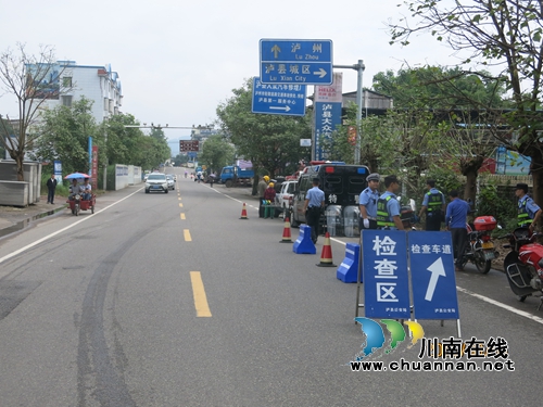 泸县交警、巡警联合整治“三车”交通违法行为(图1)