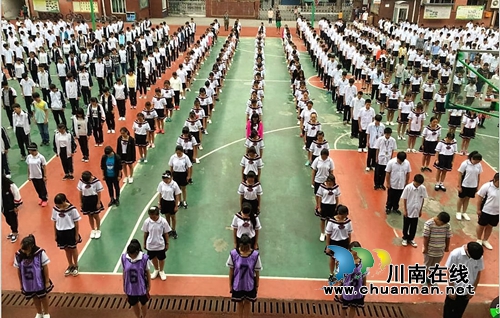 纳溪江南职高师生纪念“9.18”勿忘国耻(图1) 纳溪江南职高师生纪念“9.18”勿忘国耻(图1)