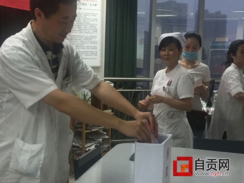 自贡8岁娃看喂鸡遭横祸:铲车冲来将其撞翻(图1) 自贡8岁娃看喂鸡遭横祸:铲车冲来将其撞翻(图1)