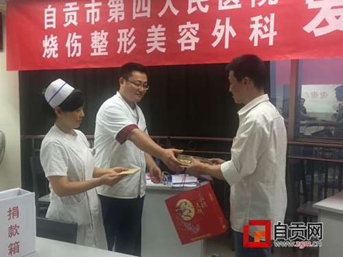 自贡8岁娃看喂鸡遭横祸:铲车冲来将其撞翻(图2) 自贡8岁娃看喂鸡遭横祸:铲车冲来将其撞翻(图2)