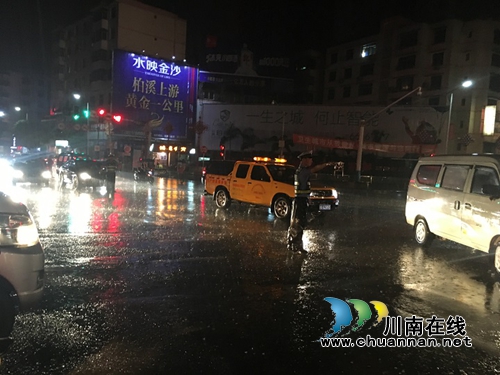 宜宾县交管大队：冒雨坚守5小时&nbsp;护航中秋团圆路(图1)