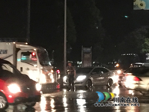 宜宾县交管大队：冒雨坚守5小时&nbsp;护航中秋团圆路(图2)