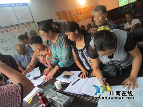 合江张白垇村：扶贫撬开就业门(图2)