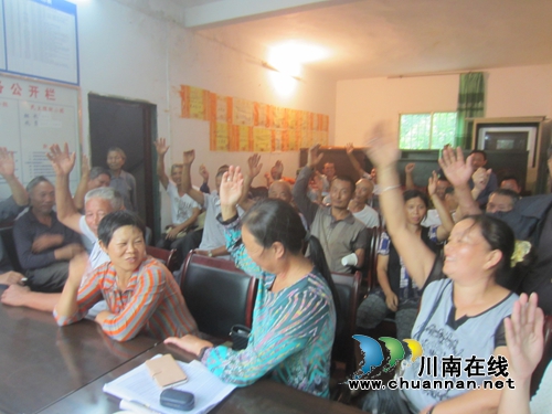 合江张白垇村：扶贫撬开就业门(图1)