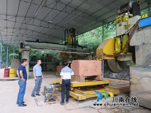 叙永大石乡领导带队督导推进脱贫攻坚工作(图1)