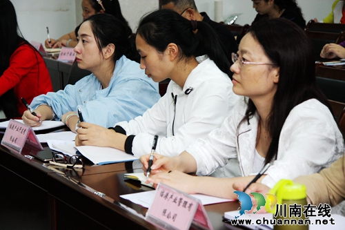 泸州长开区:专家现场坐诊解读指导创业政策(图1) 泸州长开区:专家现场坐诊解读指导创业政策(图1)