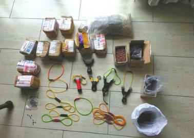 自贡“弓箭手”练技术&nbsp;用钢珠弹射小区玻璃窗(图1)