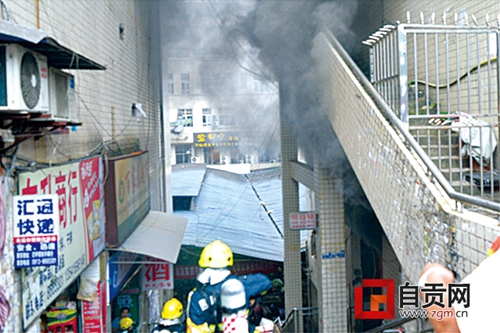 自贡肉制店铺起大火&nbsp;消防紧急抢搬液化气罐(图1)