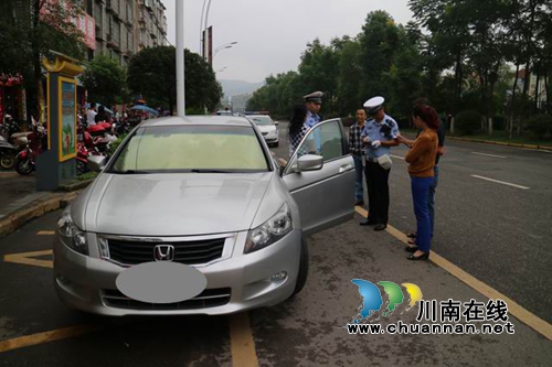 泸县交警严查乱停车&nbsp;畅通公交车道利民出行(图2)