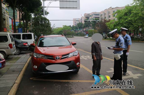 泸县交警严查乱停车&nbsp;畅通公交车道利民出行(图1)