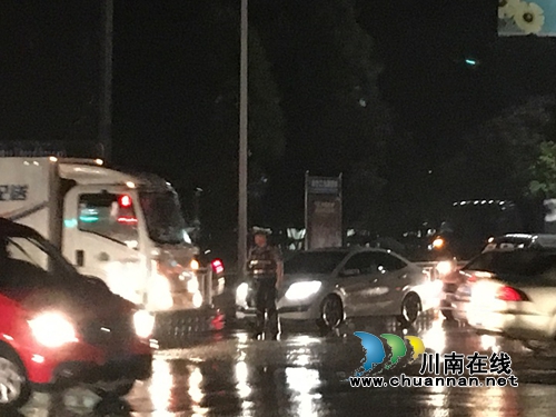 山体滑坡存隐患&nbsp;宜宾县交警排障保畅通(图2)