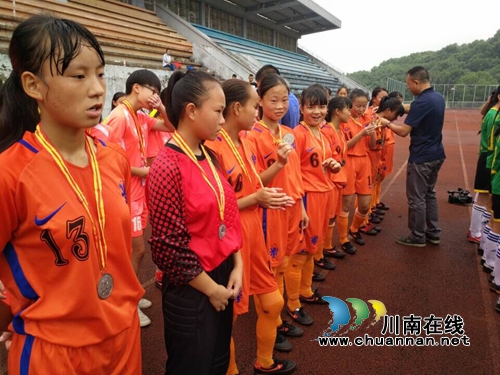 古蔺复陶中学女足获泸州市七运会青少年组亚军(图3)